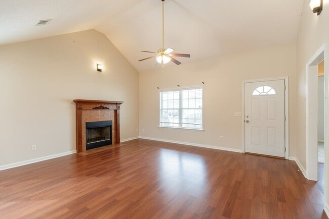 Building Photo - Luxurious 3 Bed/2 Bath Home with Modern Am...