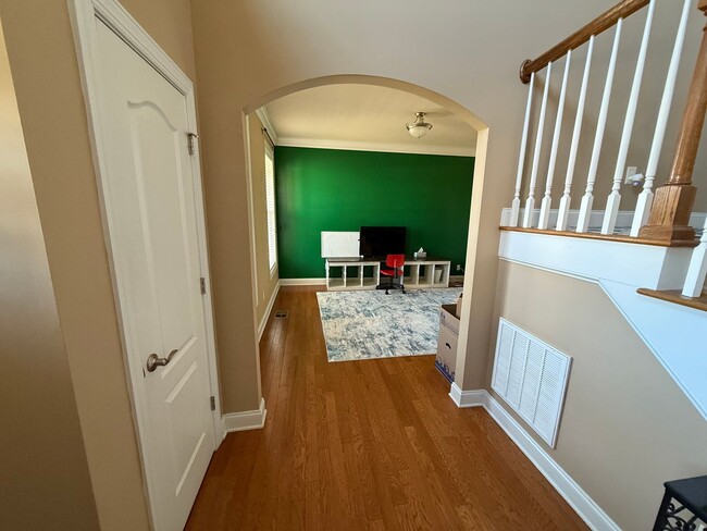 Building Photo - Castlebrooke LN Neighborhood!