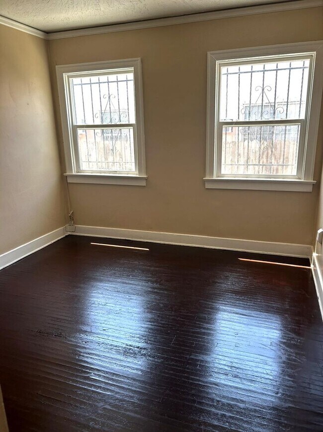 Building Photo - 3rd Ave Duplex