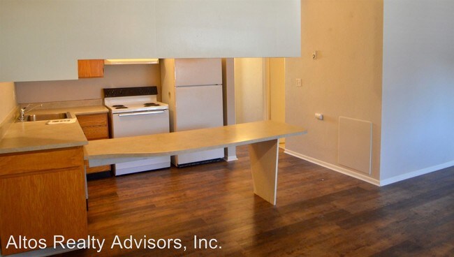 Building Photo - 593 W Crestline Ave