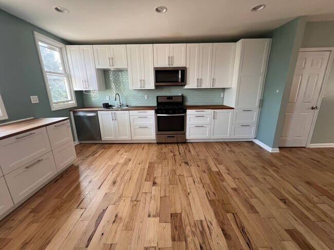 Building Photo - Pittsburgh - 3 Bedroom 1.5 Bathroom