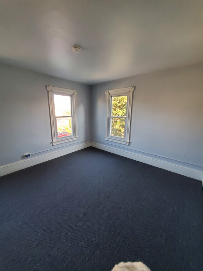living room - 186 N 7th St