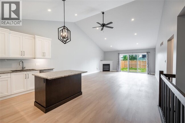 Building Photo - 709 Ferdinands Cres