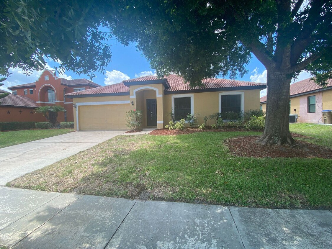 Primary Photo - 4 Bedroom 2 Bath Pool Home in Villa Sol fo...