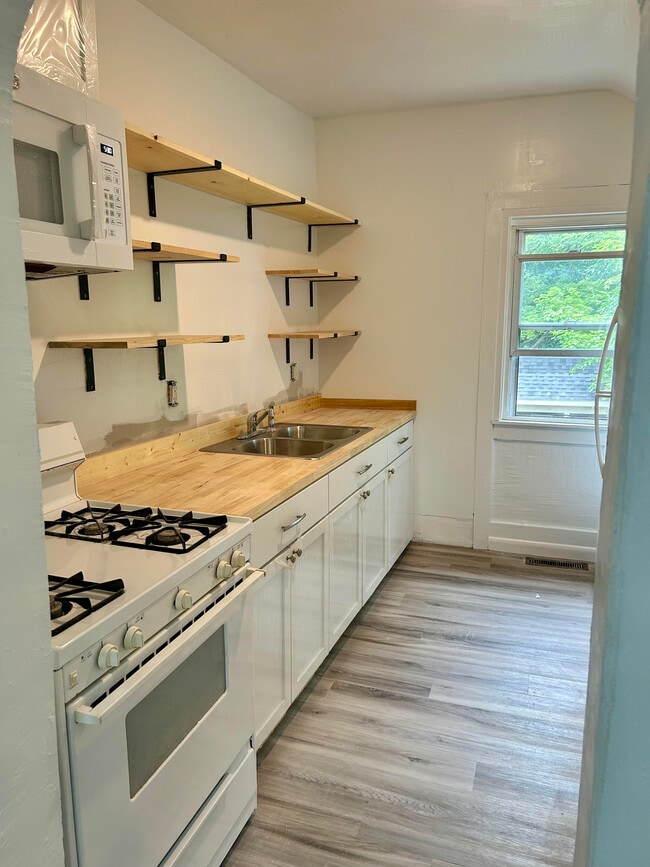 Building Photo - 421 W Bond St