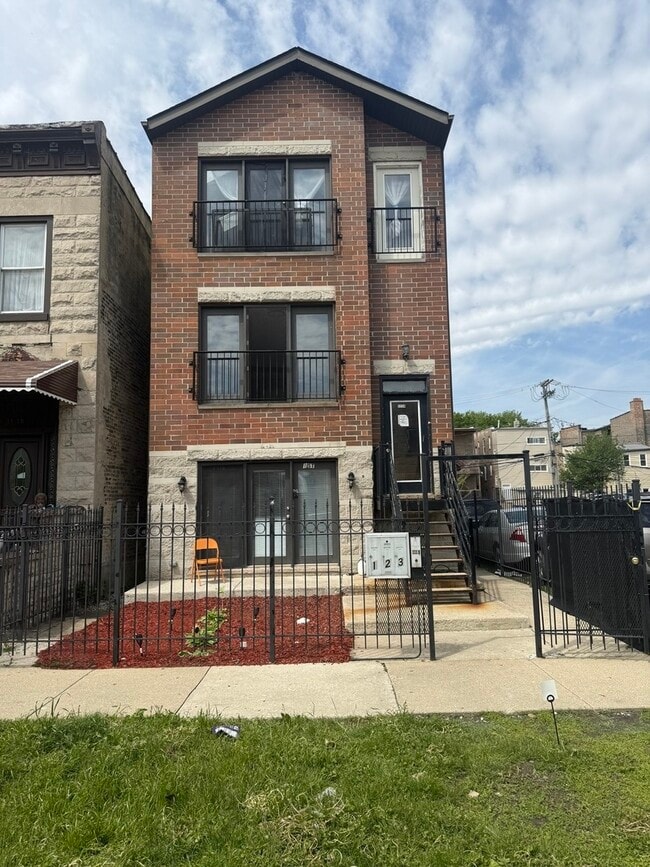Building Photo - 1114 S Albany Ave