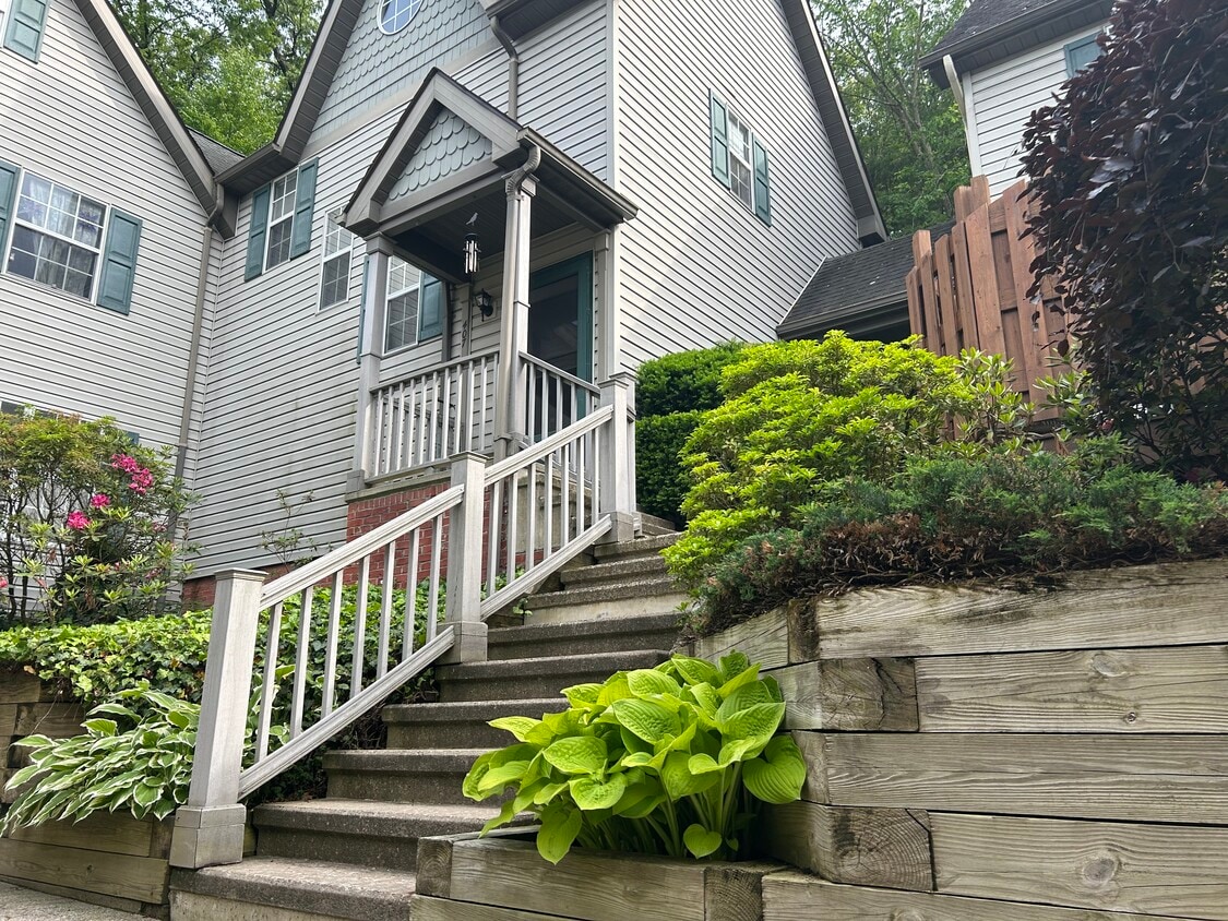 Primary Photo - 407 Walnut Grove Rd