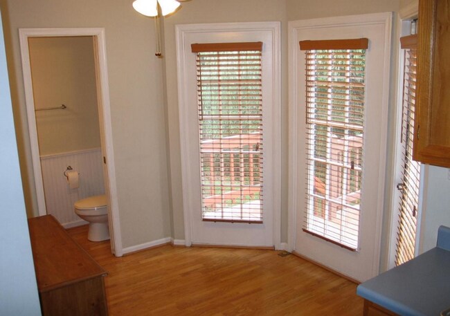 Building Photo - Briarwood Townhome close to NGIC and Hollymead Town Center!