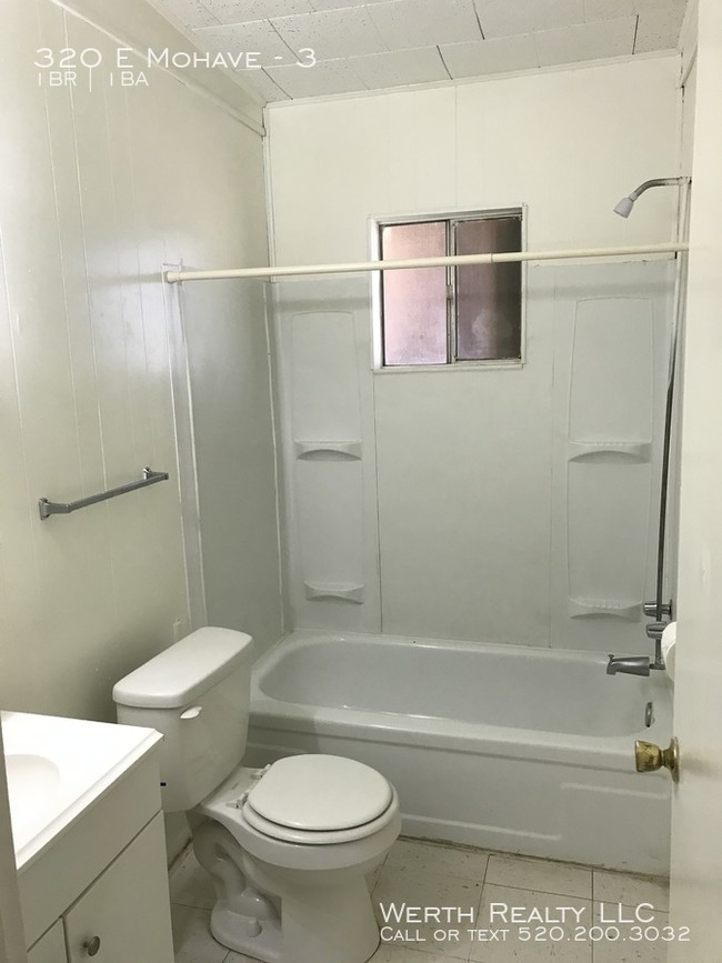 Building Photo - Small Single Level Community