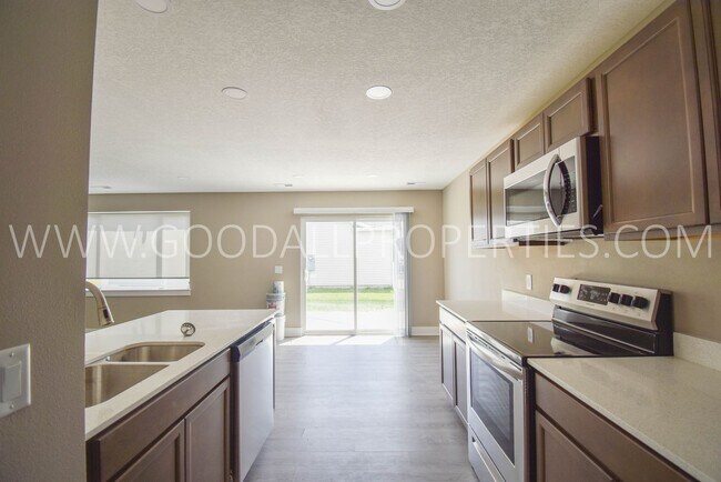 Building Photo - 3 Bedroom Townhome with Garage