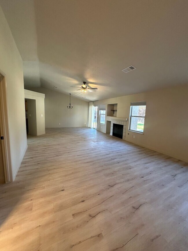 Foto del edificio - Remodeled 3 bedroom 2 bathroom home locate...
