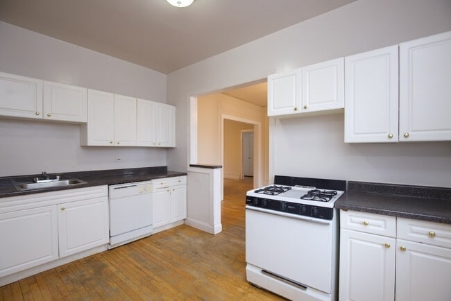 Building Photo - 1238 Oak Ave