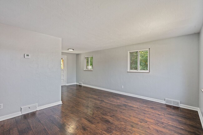Building Photo - 446-448 Jacobson Dr