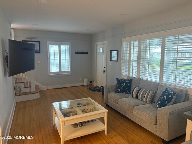 Foto del edificio - 128 Woodland Ave