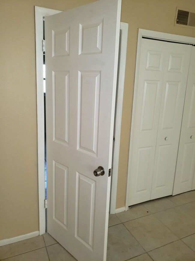 Nice and Spacious Condo 2Bed/1Bath - Nice and Spacious Condo 2Bed/1Bath