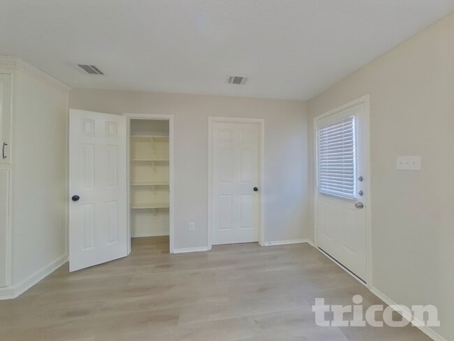 Building Photo - 1913 Lariat Dr