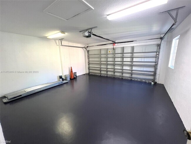 Foto del edificio - 3 br, 2 bath House - 1675 NE 36th Ave