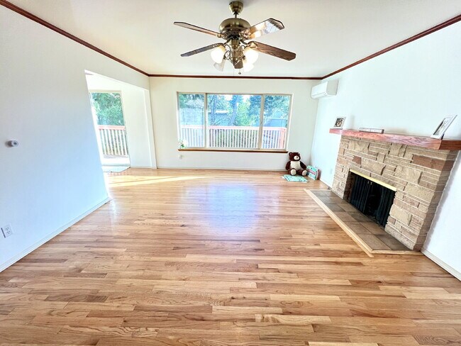 Foto del edificio - 3-Bed Charmer with Huge Entertainer’s Deck & EV Charging!