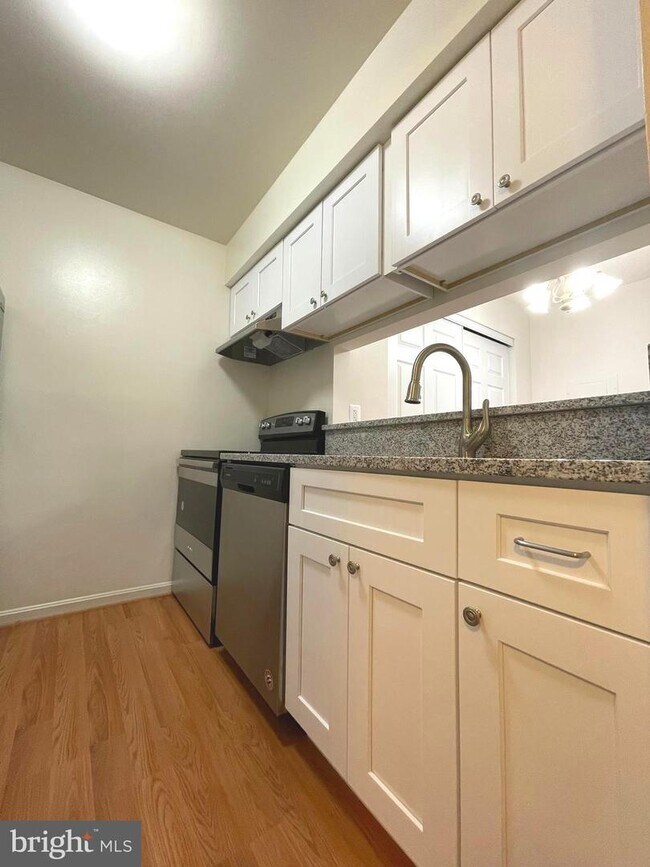 Building Photo - 1605 Carriage House Terrace
