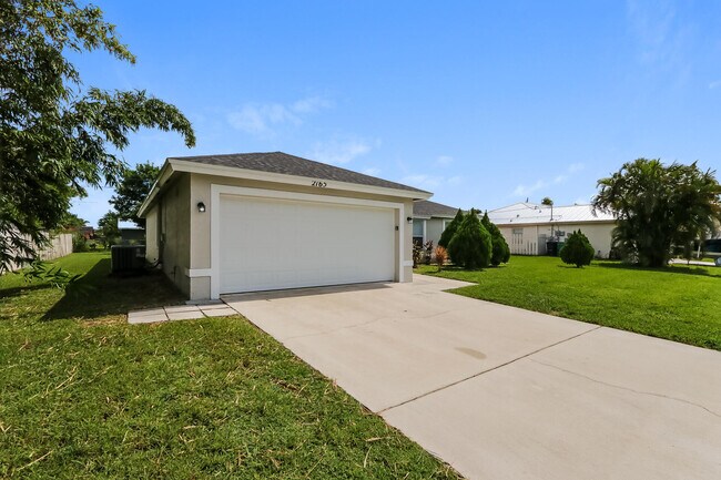 Building Photo - 2165 SW Monterrey Ln