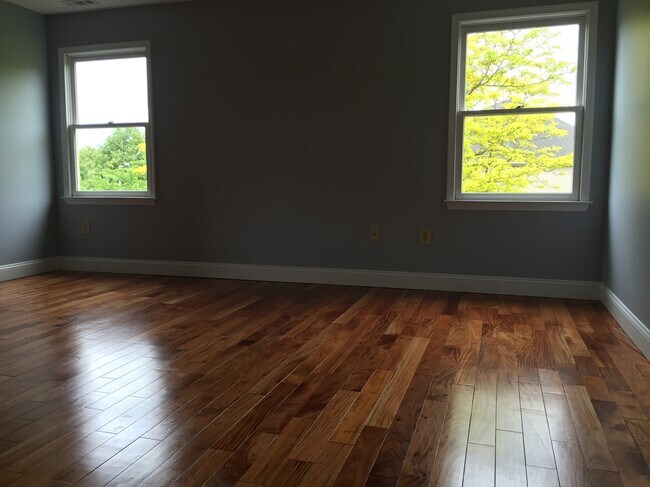 Building Photo - 114 Cascade Ct