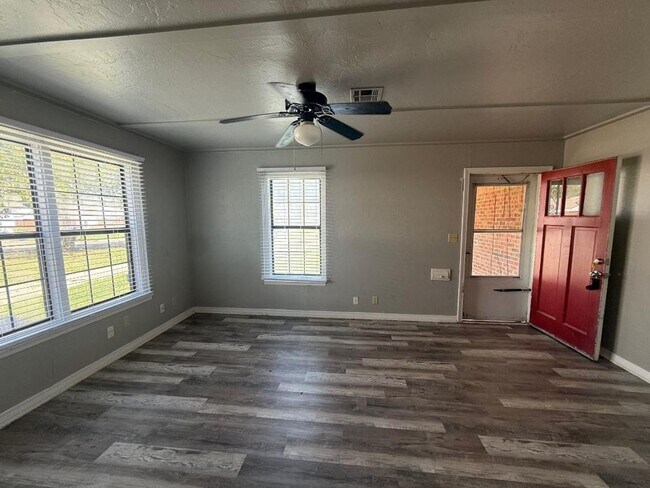 Foto del edificio - 1 Bed 1 Bath Duplex For Lease Now!