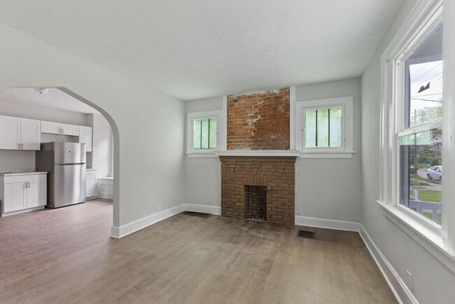 Building Photo - PRICE HILL - Stunning 4 bed 2 bath on quiet cul de sac street