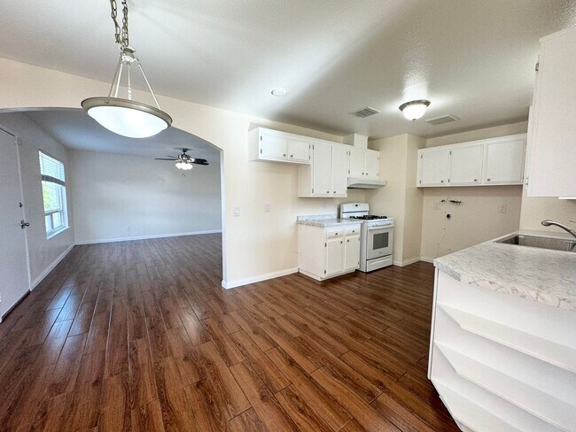 Foto del edificio - AVAILABLE NOW!! 3 Bed / 2 Bath Home in Des...
