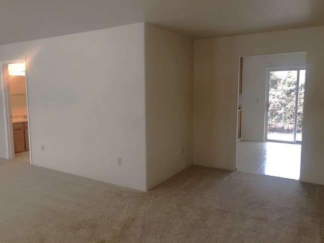 Building Photo - Charming 2 bedroom, 2 bath in Medford!