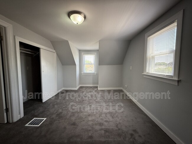 Building Photo - 666 Greenbay Ave