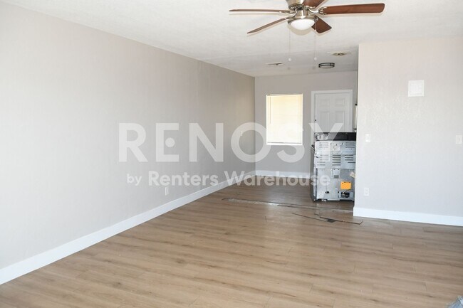 Building Photo - Remodeled 2 Br 1 Ba Unit in a Four Plex Near 15th Ave and Indian School in Phoenix