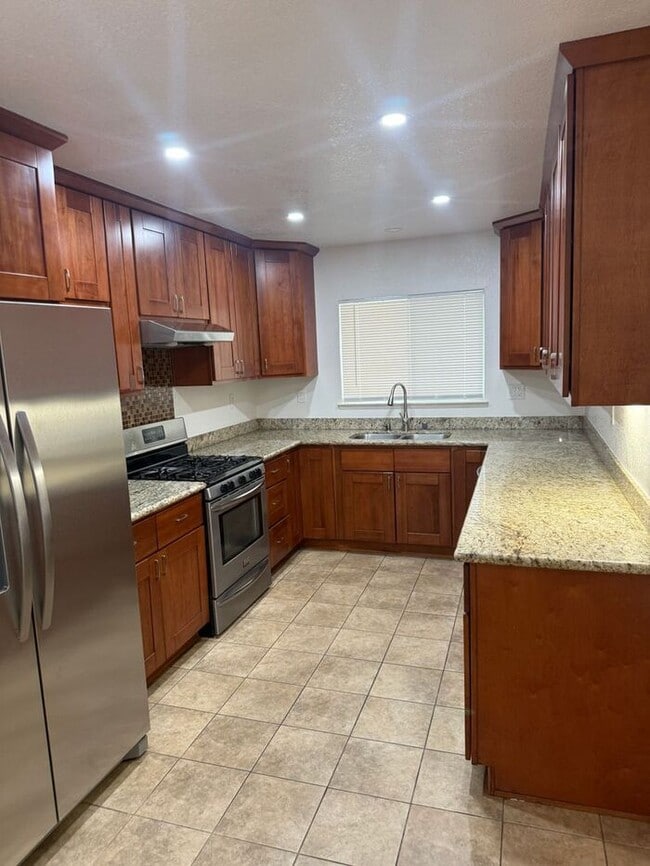 Building Photo - Beautiful 4 Bedroom 2 Bath House