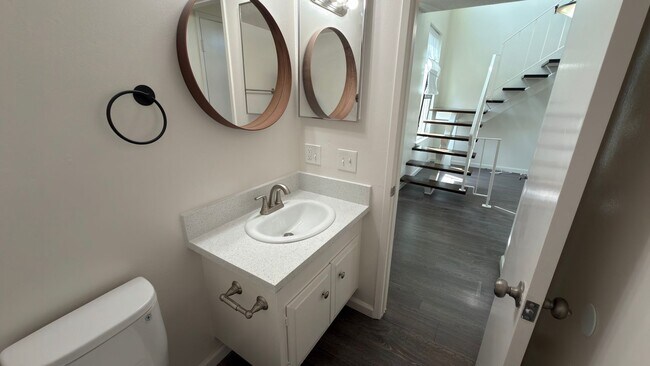 Foto del edificio - HUNTINGTON BEACH 2 BED, 2 BATH CONDO- $3,200 (VILLA PACIFIC)