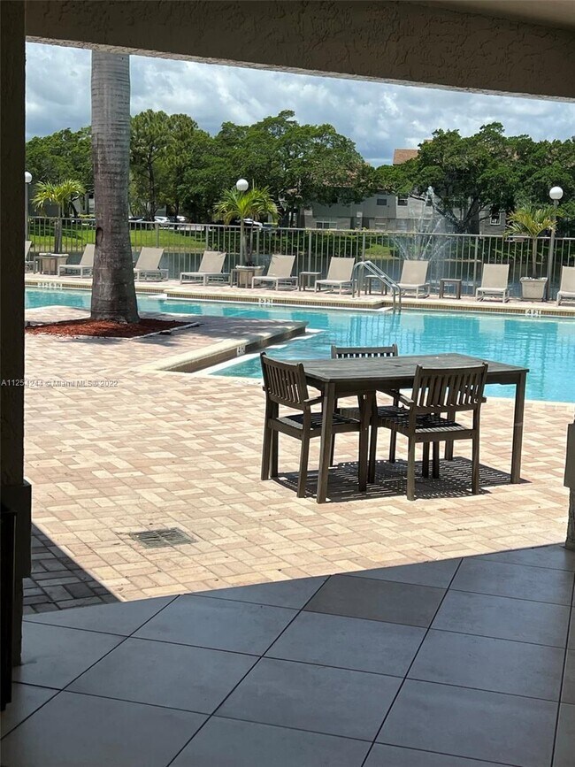 Foto del edificio - 1401 Village Blvd