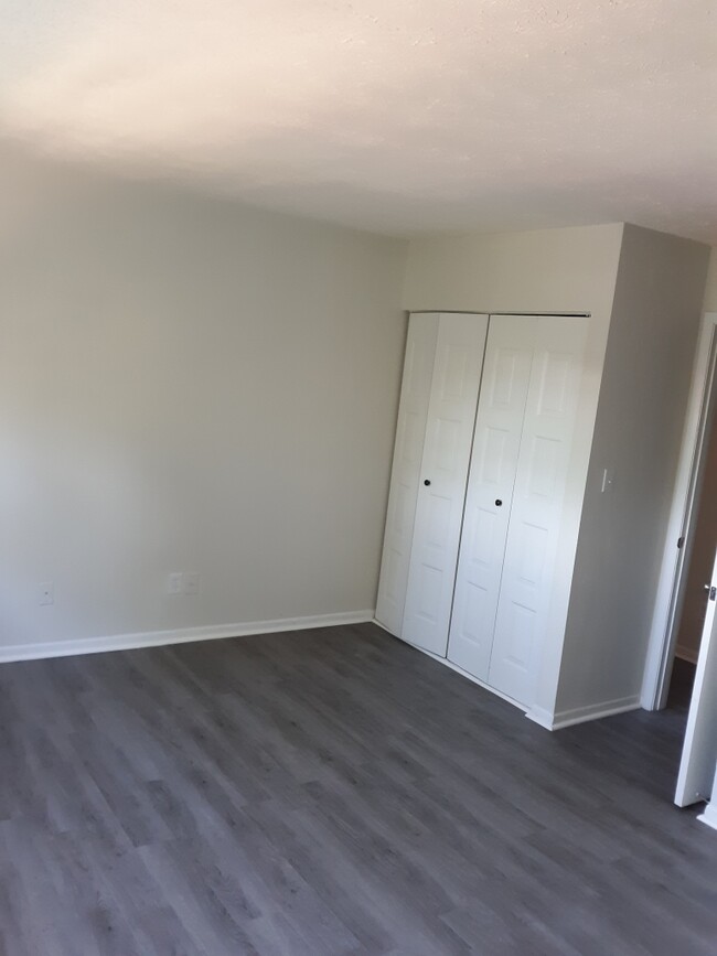 dining room - 1000 E Lafayette St