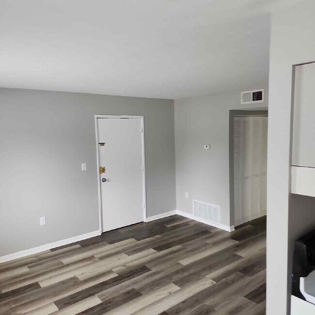 Building Photo - 4902 Saddlebrook Ln