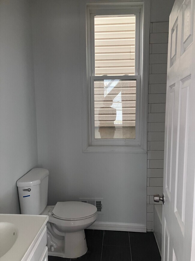 Baño - 247 S 8th St