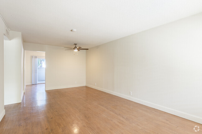 2BR, 1BA - 800SF - Shutters Apartments