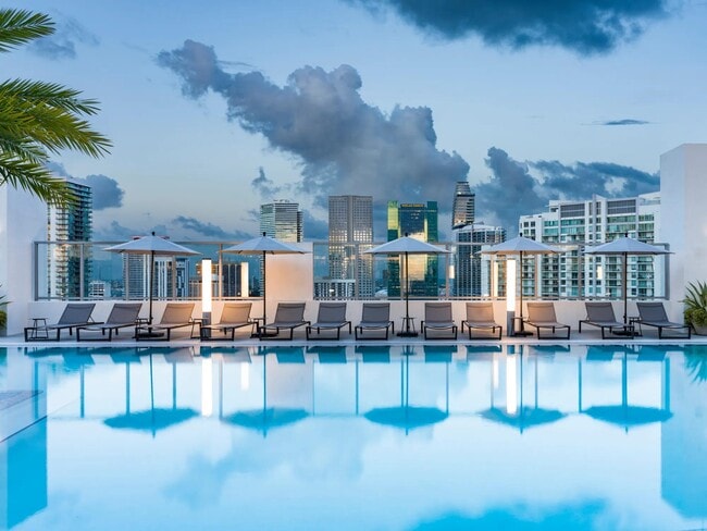 Disfrute de las impresionantes vistas del horizonte de Miami desde la terraza de la piscina en la azotea de Modera Riverside. - Modera Riverside