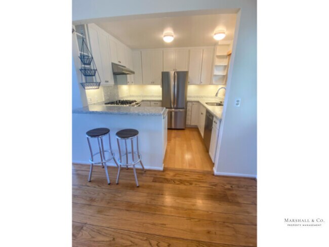 Building Photo - PRIVATE AND QUIET 4 br/2 ba HOME with Stun...