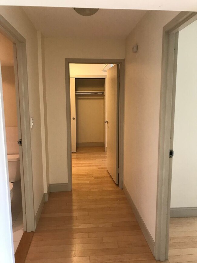 Building Photo - Great convenient location! Steps to Green ...