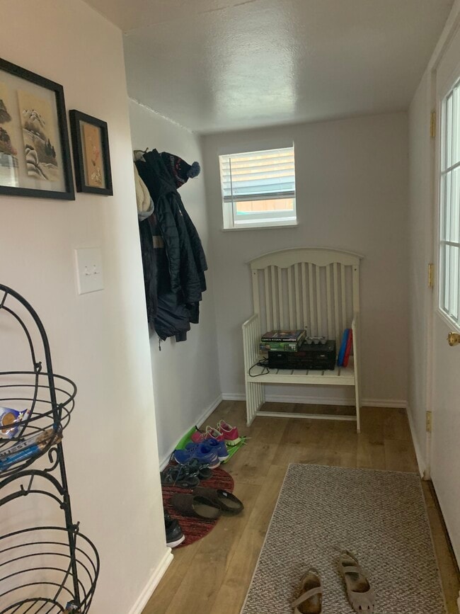 Entry - 711 10th Ave S