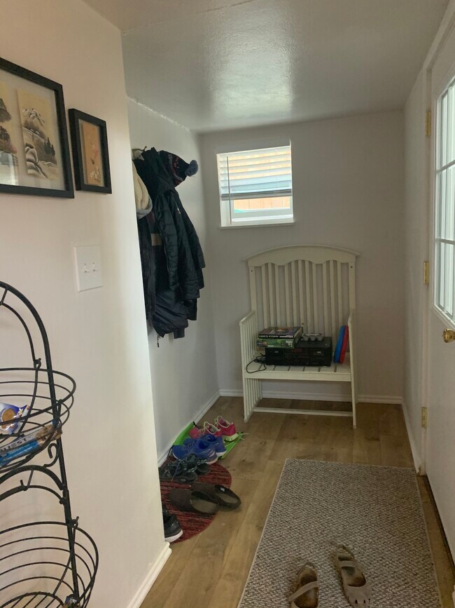 Entry - 711 10th Ave S