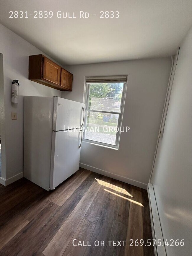 Foto del edificio - 2831-2839 Gull Rd-2833