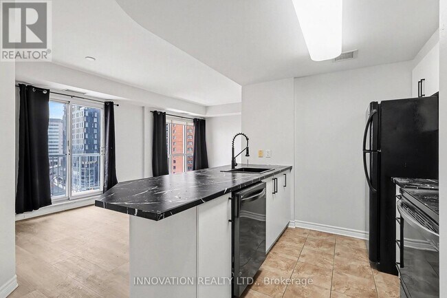 Building Photo - 200 Rideau St