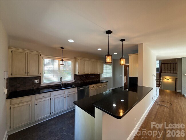 Building Photo - 2821 Sunset Dr