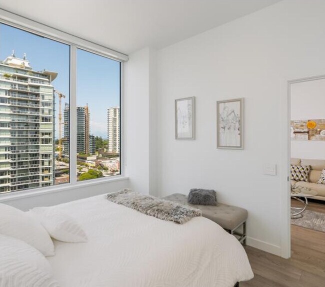 Spacious layout with lots of light and beautiful views - 1303-15165 Thrift Av