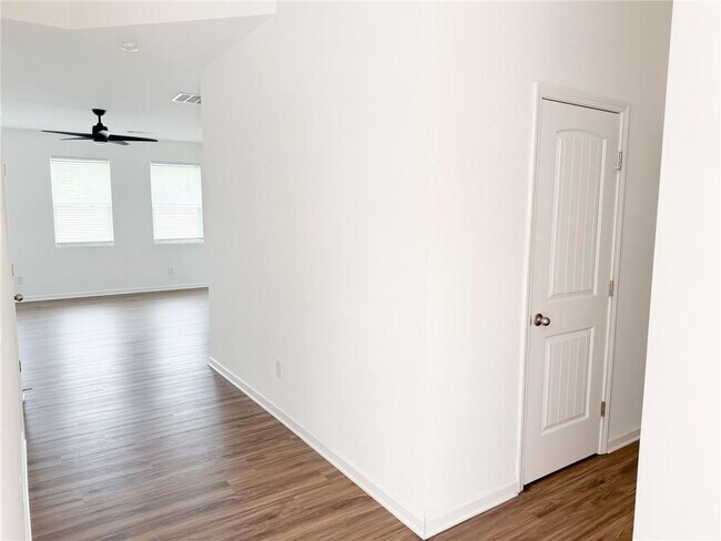 Building Photo - 102 Pointe Pl