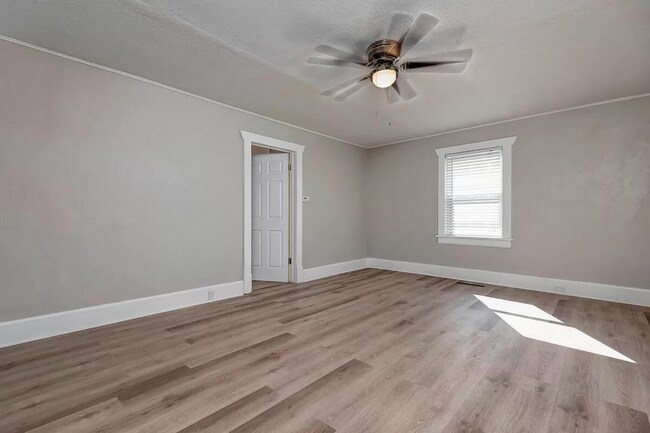 Building Photo - 2 bedroom 1 bath Bungalow at a great price!