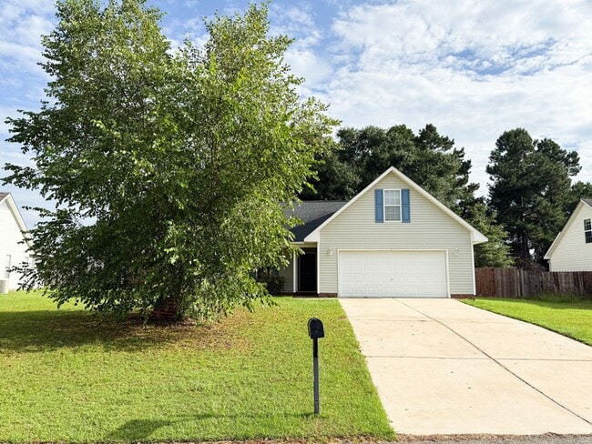 Building Photo - Beautiful 3 Bed Plus Bonus Room Raeford Home